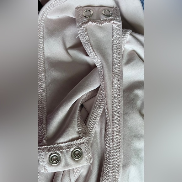 Express bodysuit body contour scoop neckline long sleeve light pink large - Picture 8 of 10